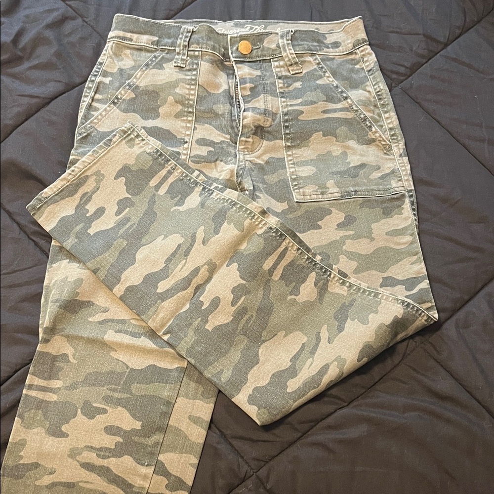 Universal Thread Camouflage Pants